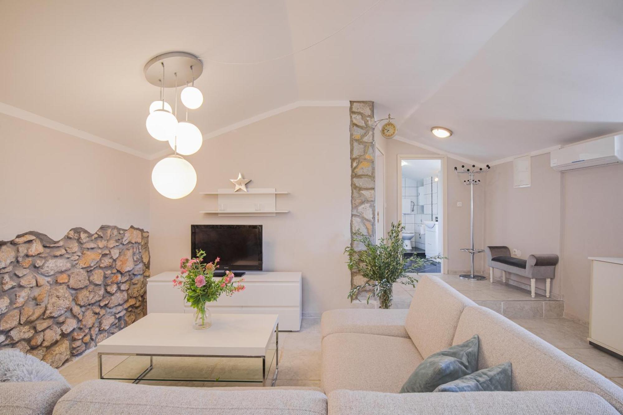 Apartments Lina Vrh  Εξωτερικό φωτογραφία