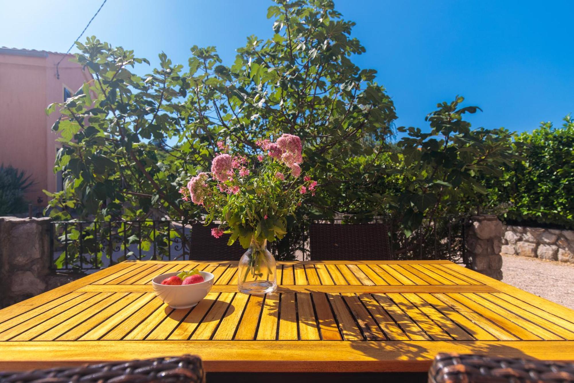 Apartments Lina Vrh  Εξωτερικό φωτογραφία